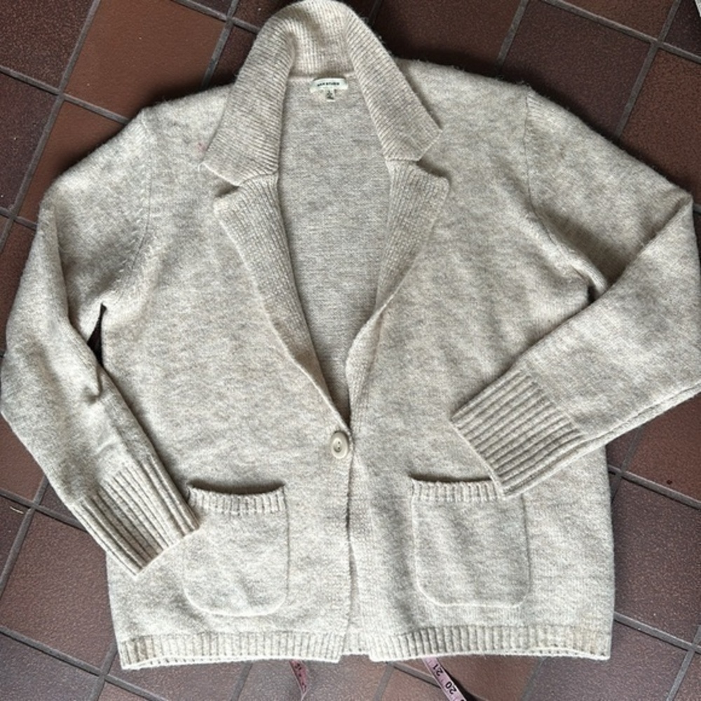 Max studio sweater oatmeal colored cardigan button collared size large